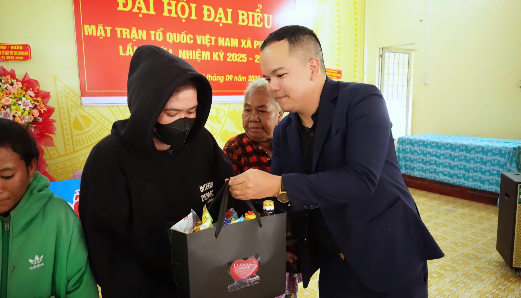 Hình ảnh bà con Xã Phan Sơn nhận quà thiện nguyện